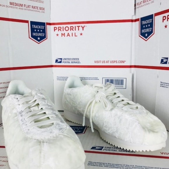 Womens Nike Cortez Classic Velvet AA3255-100 Sz9.5 - Picture 6 of 8